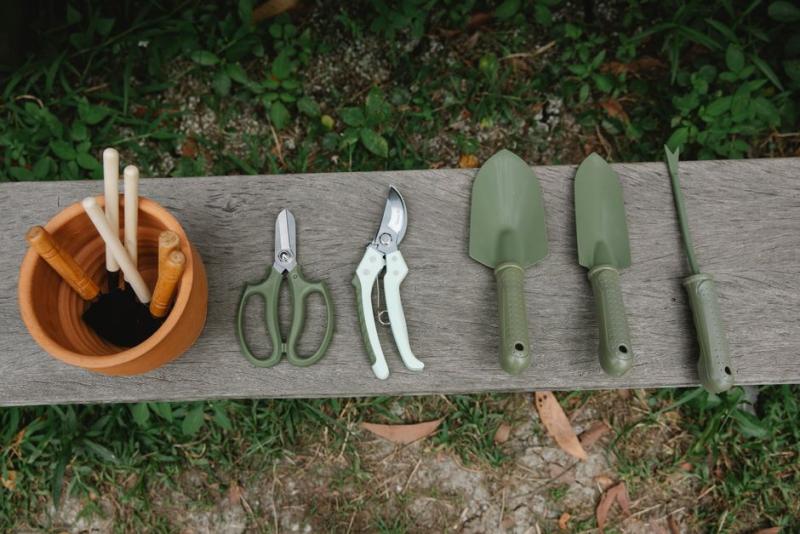 Herramientas de jardinería colocadas sobre un banco de madera