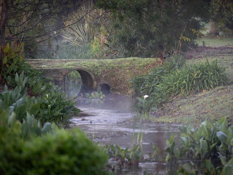 Puente sobre el río Rato en Lugo, junto a los huertos urbanos del paseo fluvial