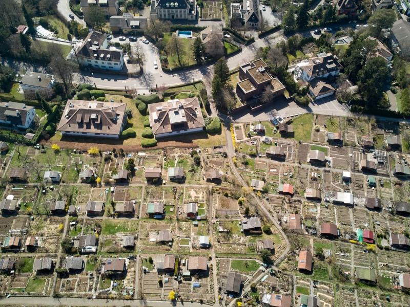 Vista aérea de un conjunto de huertos urbanos con casetas individuales